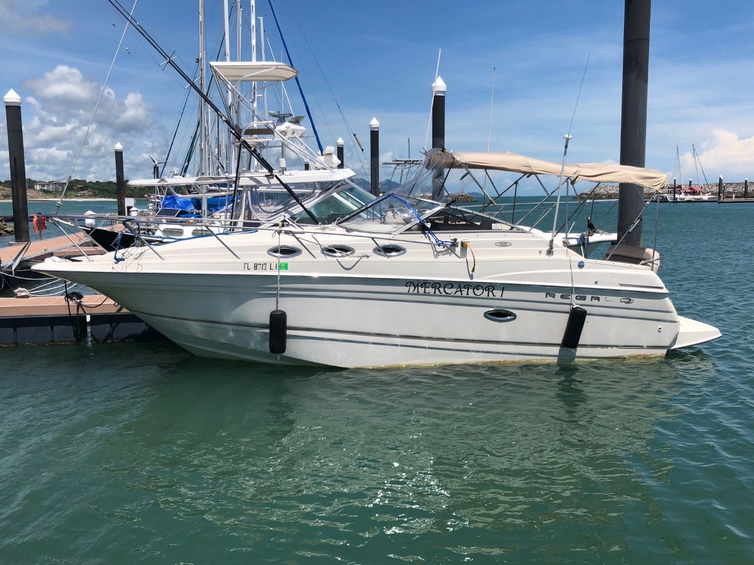 Yate Regal Commodore 2660 pleasure boat