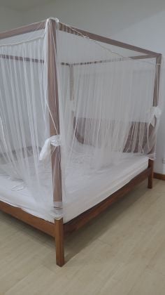 Letto a baldacchino in palissandro con zanzariera