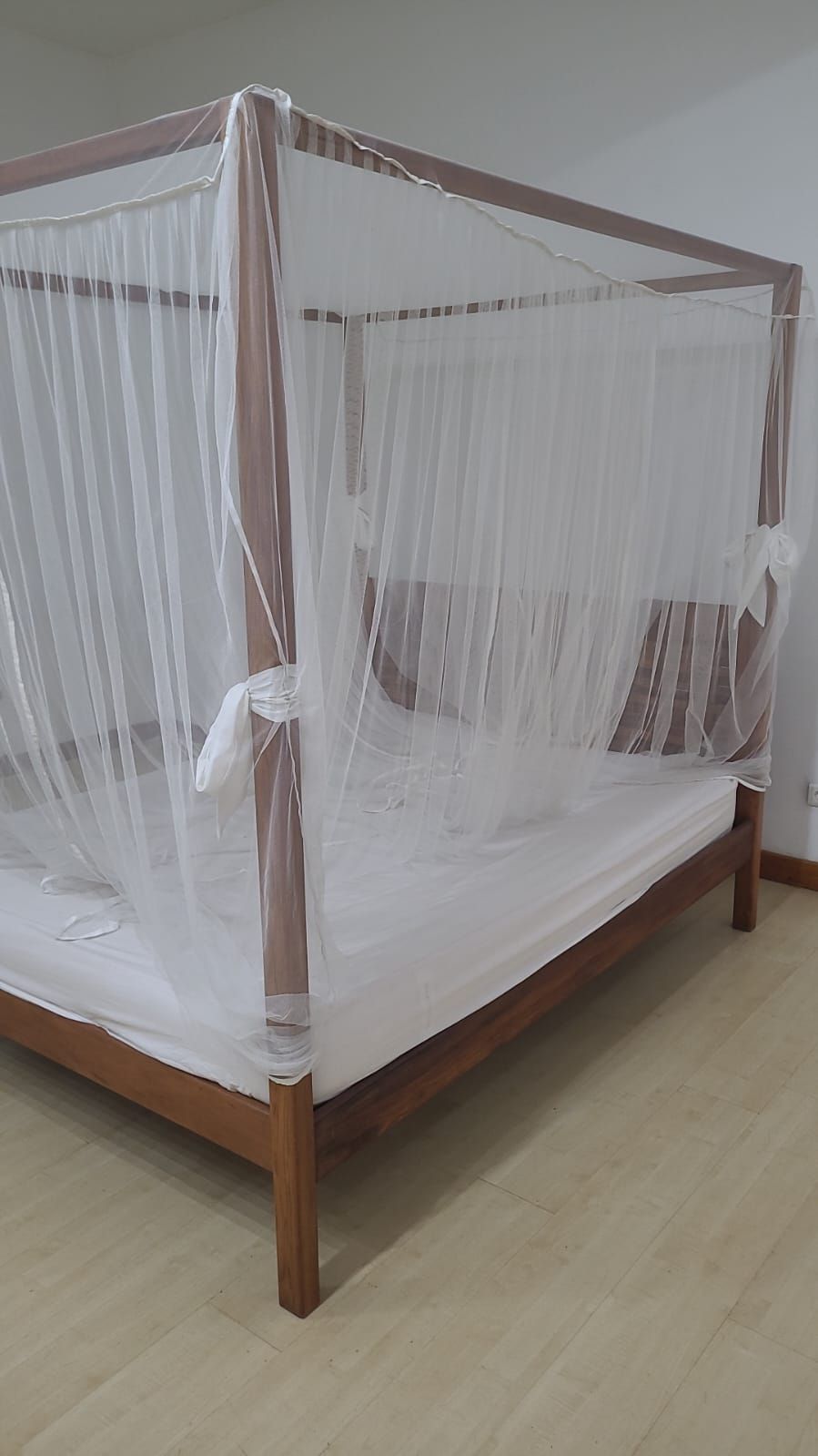 Letto a baldacchino in palissandro con zanzariera