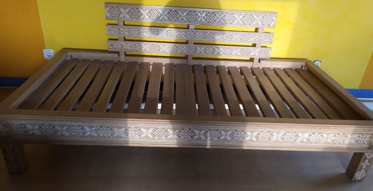 Letto singolo in legno intagliato