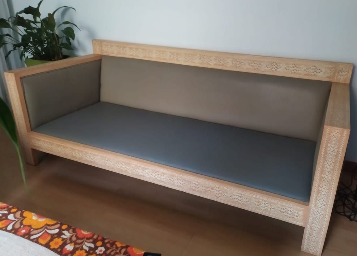 Divano in legno con cuscini