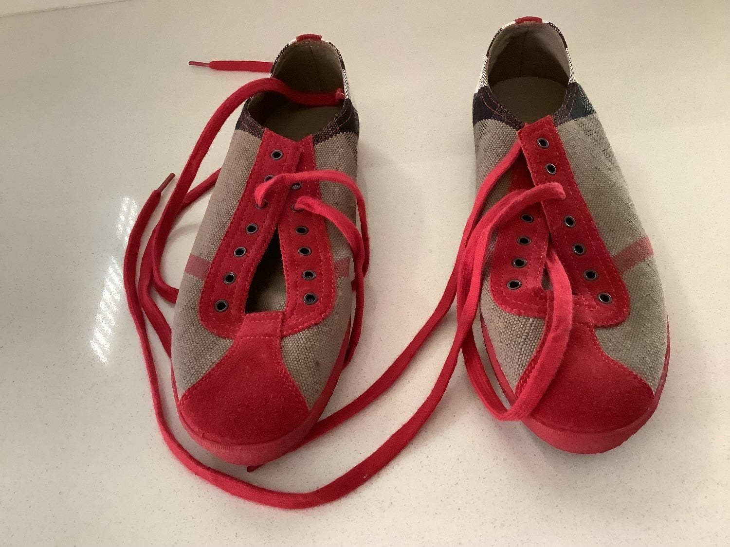 Vends tennis neuves façon BURBERRY