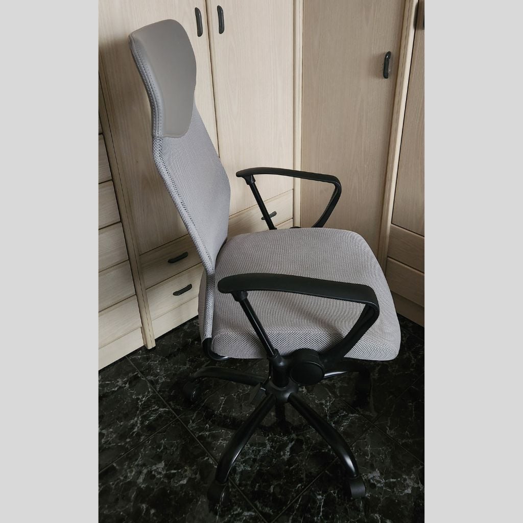 Office chair, adjustable, like new!
