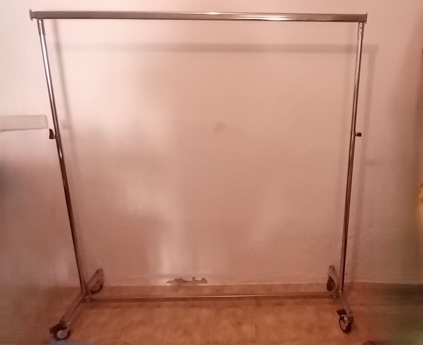 Porte-manteau  professionnel autoportant  réglable 