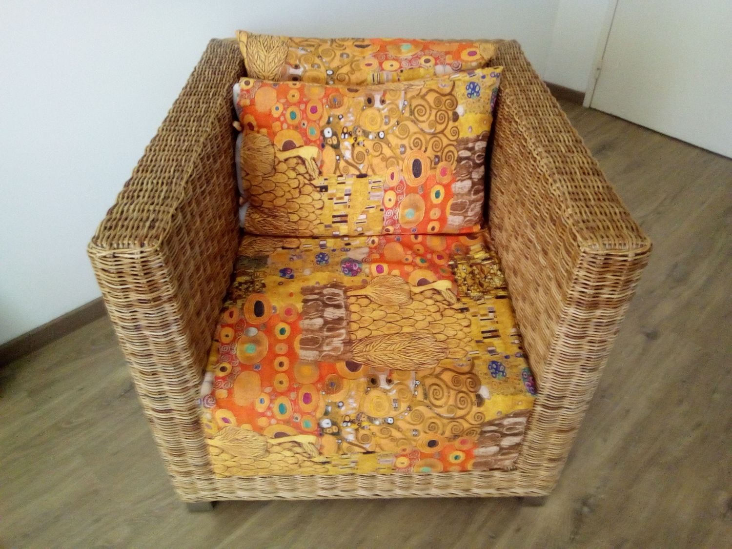 Fauteuil en osier avec coussins