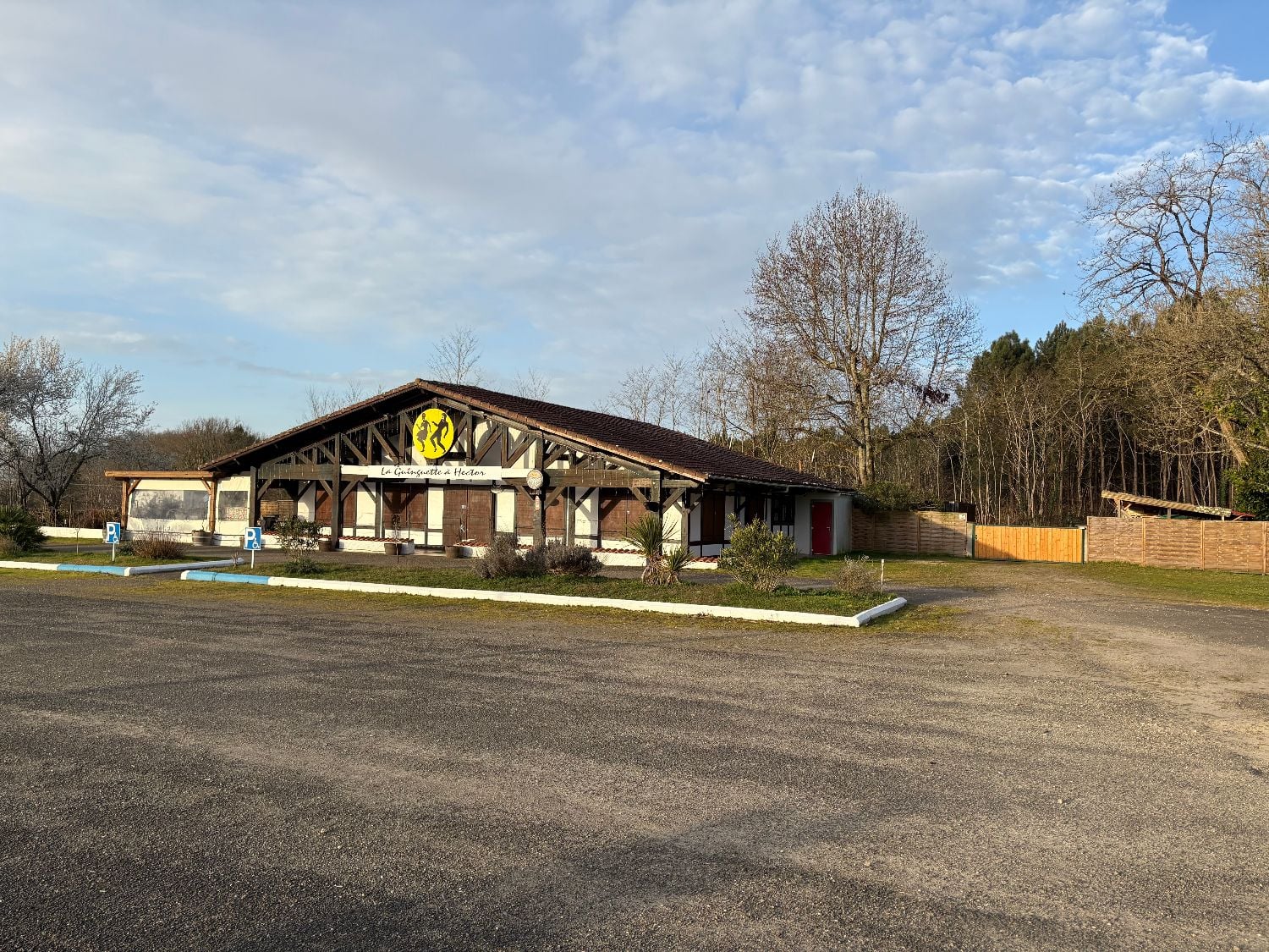  A VENDRE DANS LES LANDES 40120 EN FRANCE ÉTABLISSEMENT BAR RESTAURANT DANCING