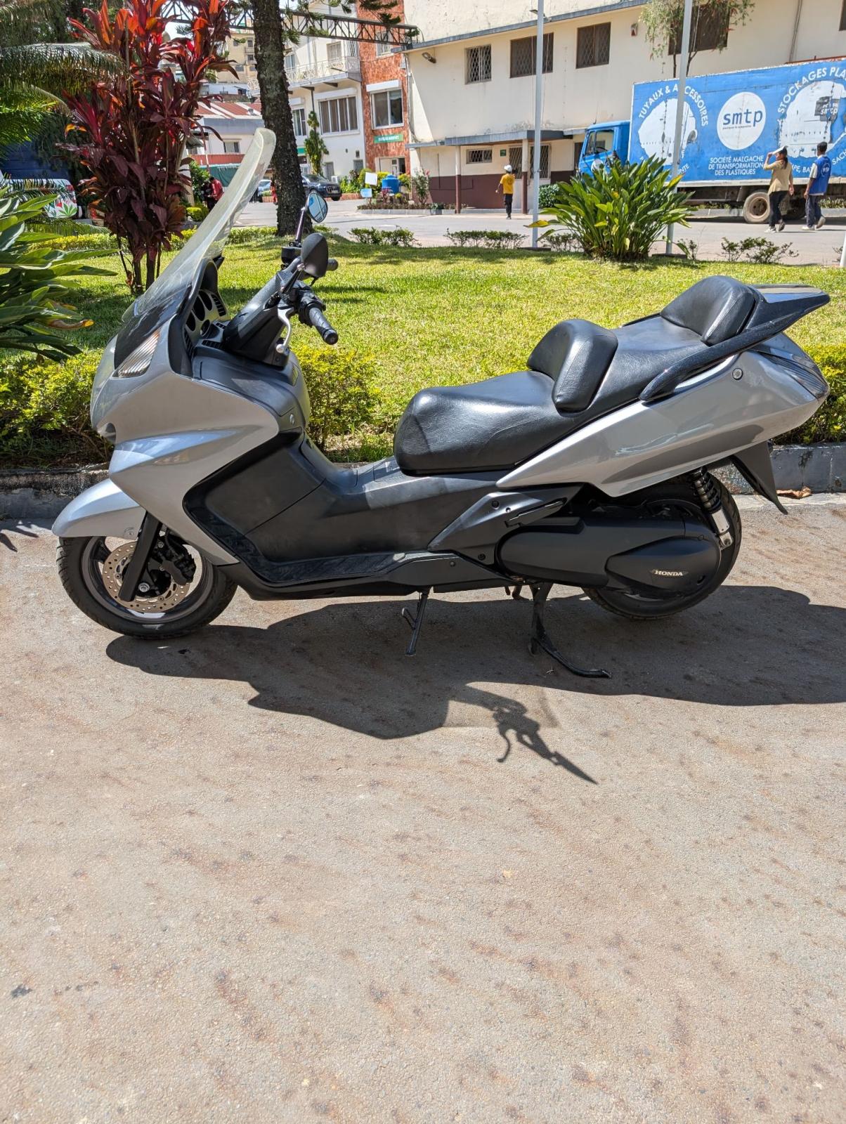 Scooter silver honda 600