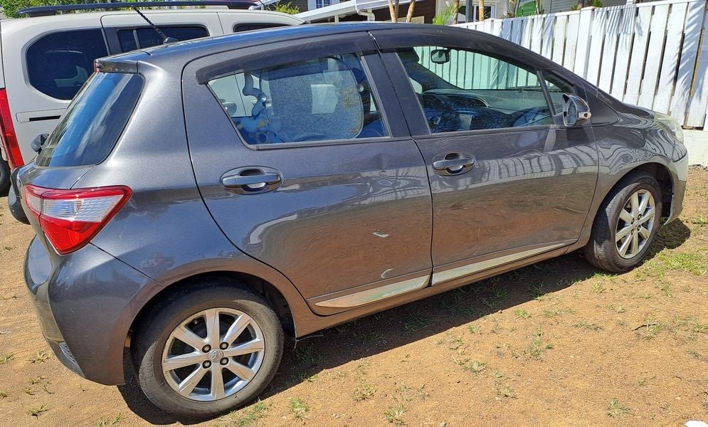 Yaris Grise Foncé