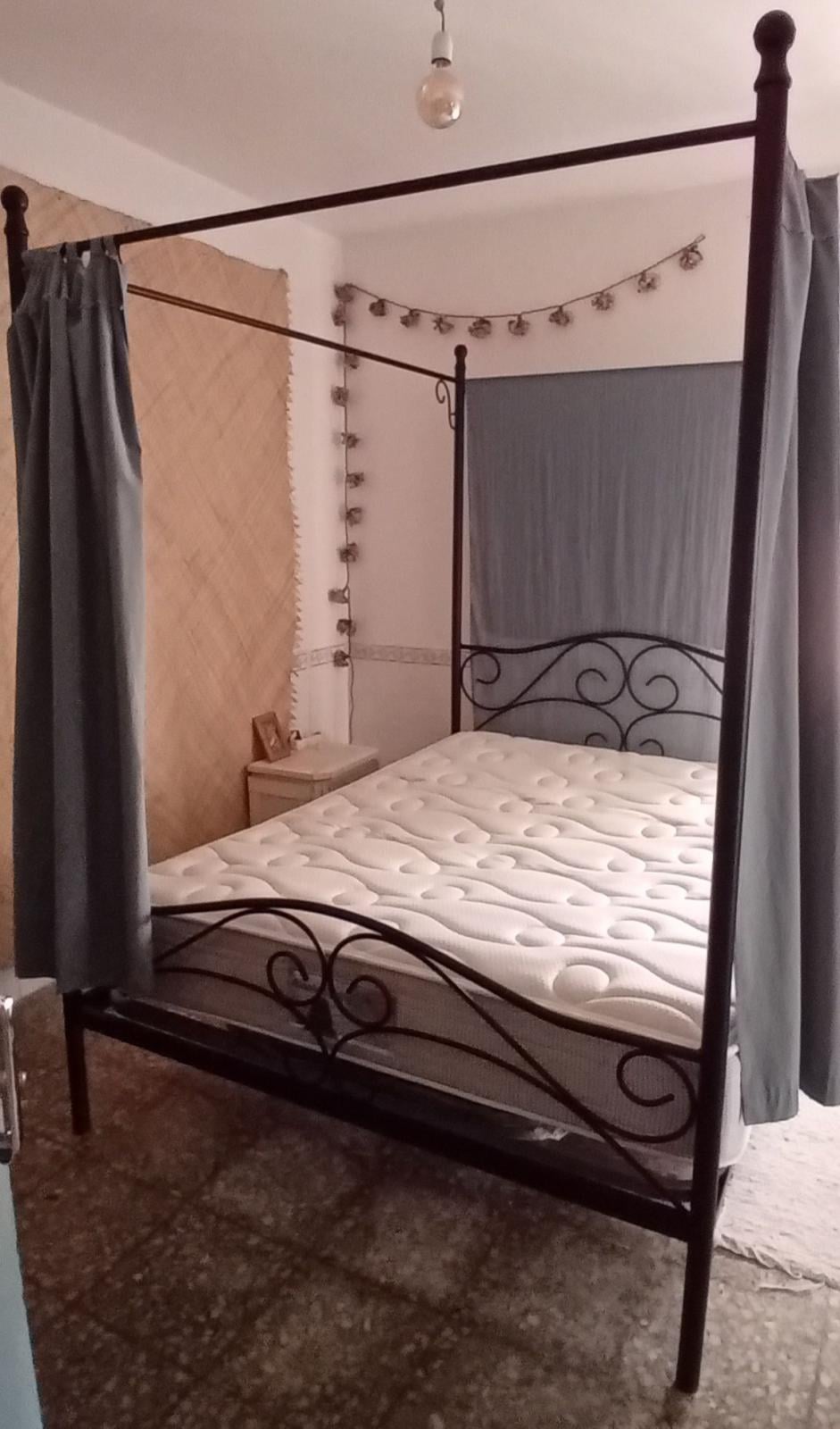 Lit double   baldaquin + matelas 