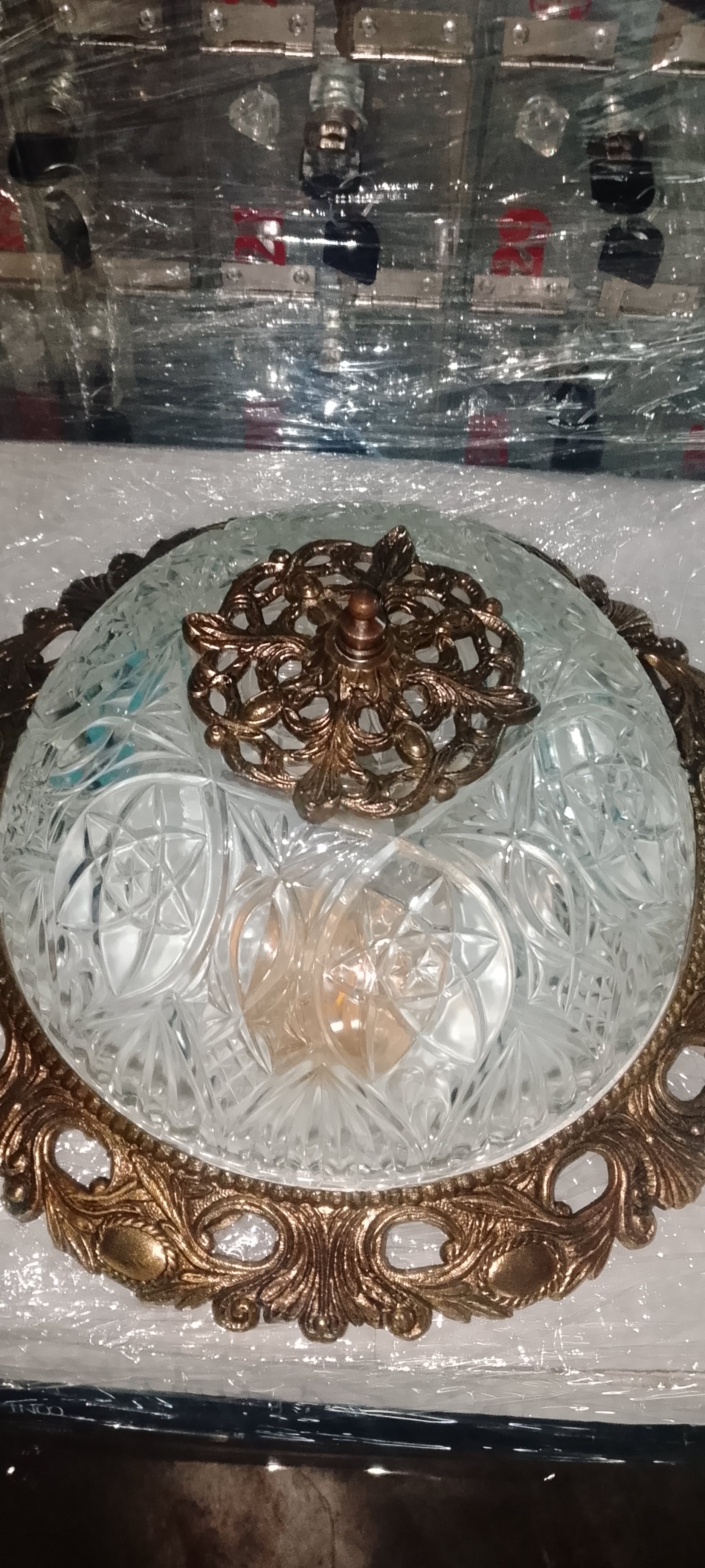 Plafonnier vintage structure en laiton , et en cristal