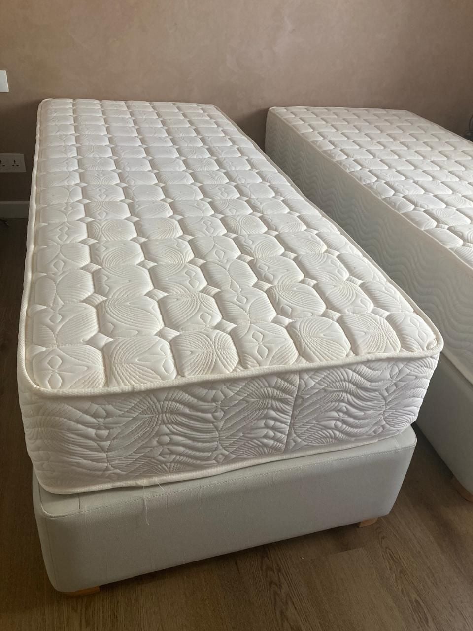 2 lits simples avec leurs matelas