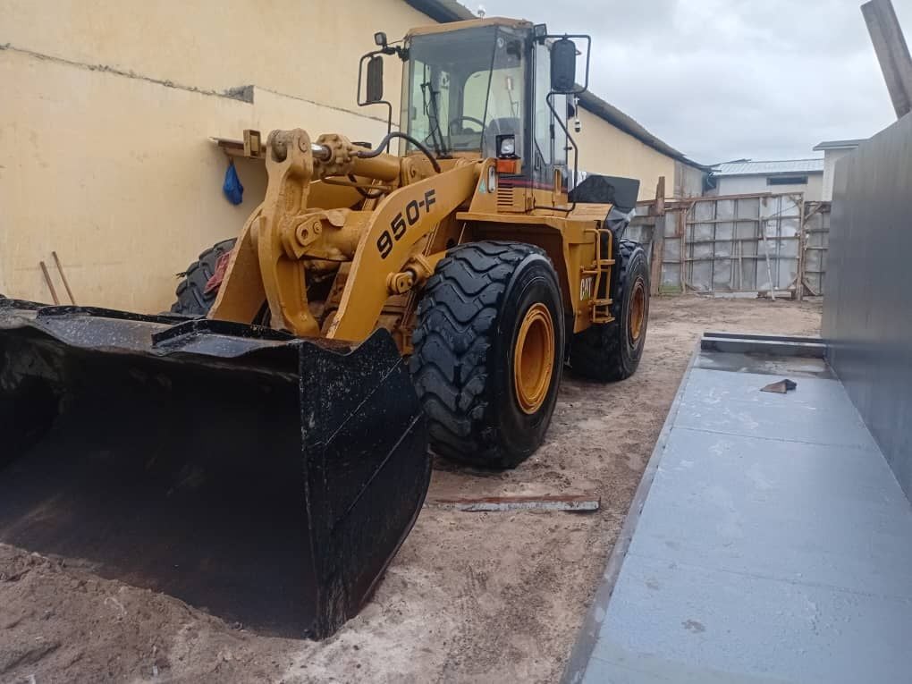 Une chargeuse 950 F caterpillar importée