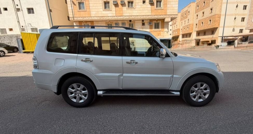 2015 Mitsubishi Pajero GLS 3.5 V6 | High Specification | Saudi