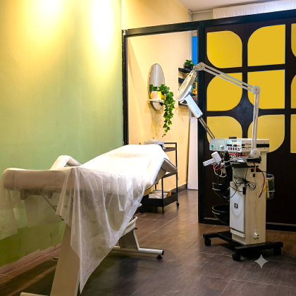 Fully Equipped Ladies' Beauty Salon for Sale in JUFFAIR BD.3500/-