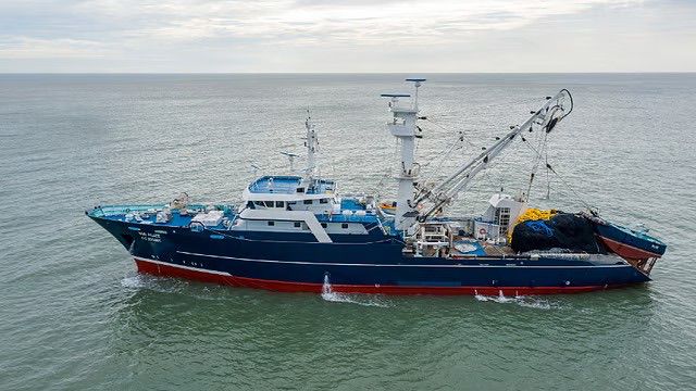 Un Bateau frigorifique en vente au port d'Abidjan