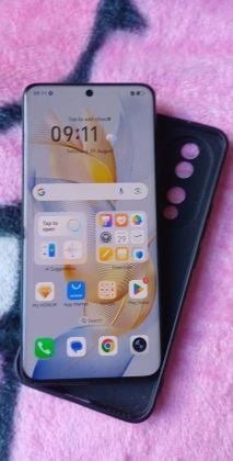 Honor 90 5G (512GB / 12GB RAM) – Rs 9,500 negotiable