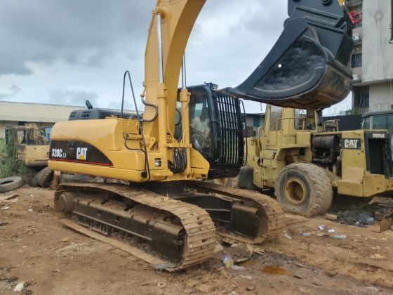 Une pelle 320 C importée à Abidjan