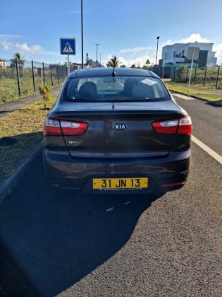 Baisse de prix pour cause d'urgence ! À vendre : KIA Rio - 1.3 Berline - Automatique - 320 000 roupies