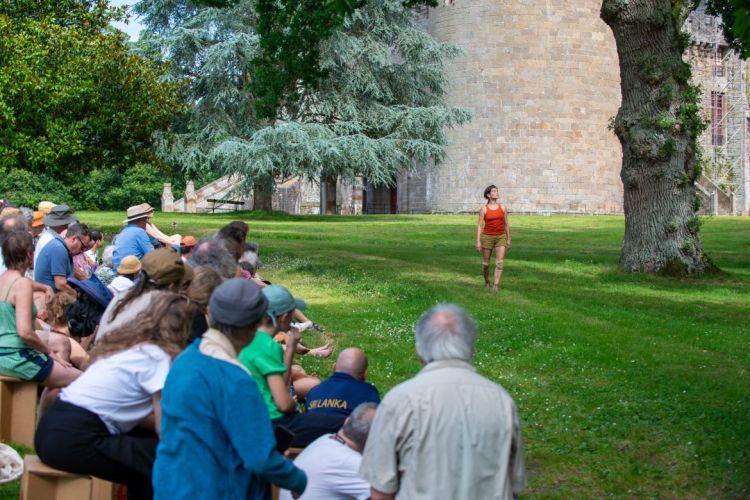 Performance de danse contemporaine "Embrasser un arbre, embrasser le temps"