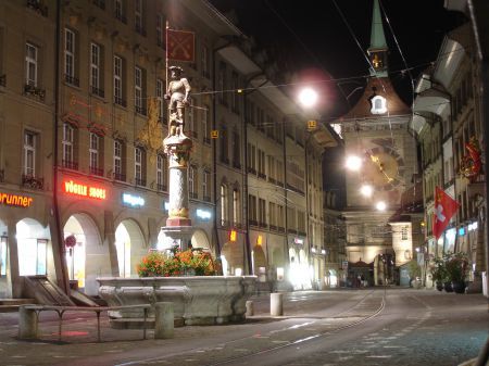 Schützenbrunnen at night