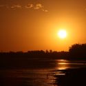 Hermoso atardecer sobre el río Uruguay 