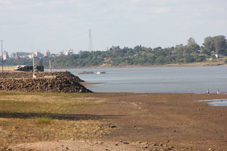 Vista de la Costanera en el Fondo la ciudad de Salto Uruguay