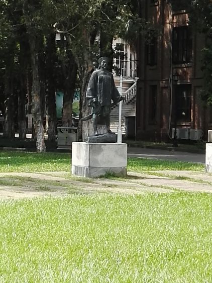 une statue dans le parc de l'université de sun yat sen