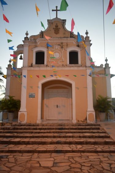 Eglise dans petit village du litoral
