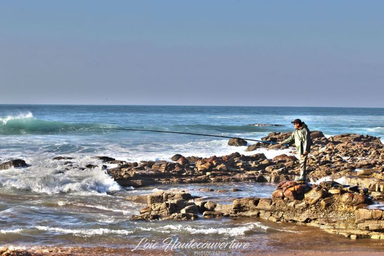Pêcheur sur les rochers de Dar Bouazza
