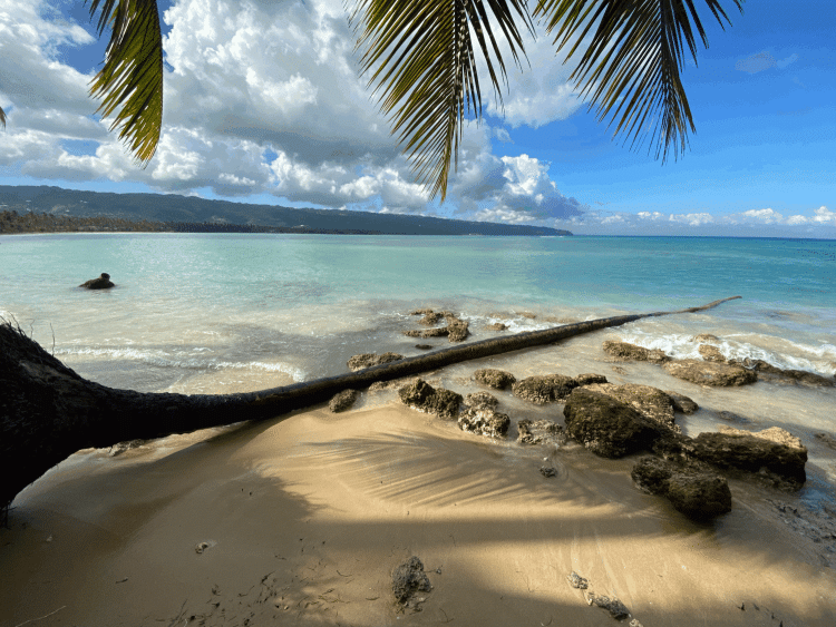 Playa y montanas