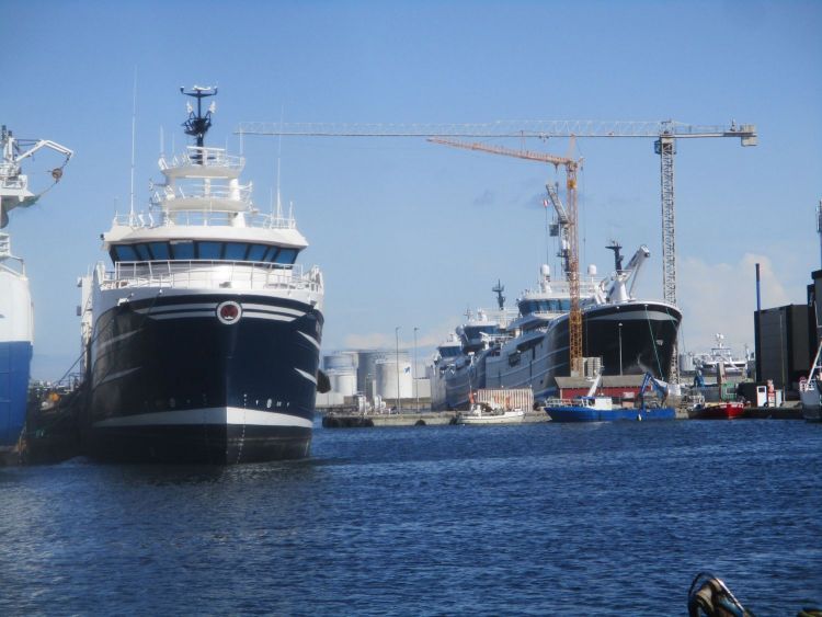 le port, les chantiers navals
