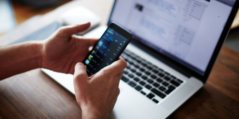 ordinateur portable et smartphone