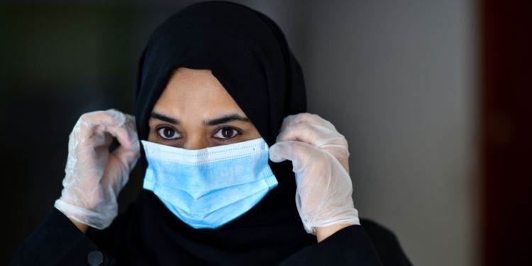 femme arabe portant un masque