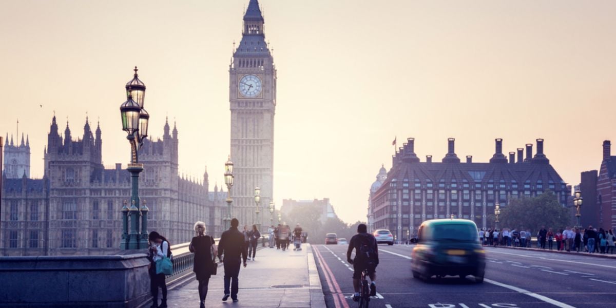 personnes marchant dans les rues de Londres