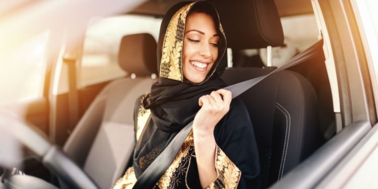 une femme avec un voile dans une voiture