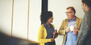 Cómo ampliar tu red de contactos profesionales en Abu Dhabi