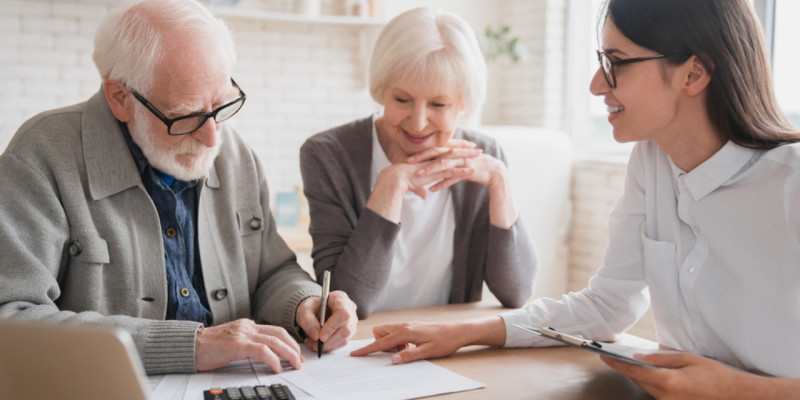 Couple retraité avec conseillère financière