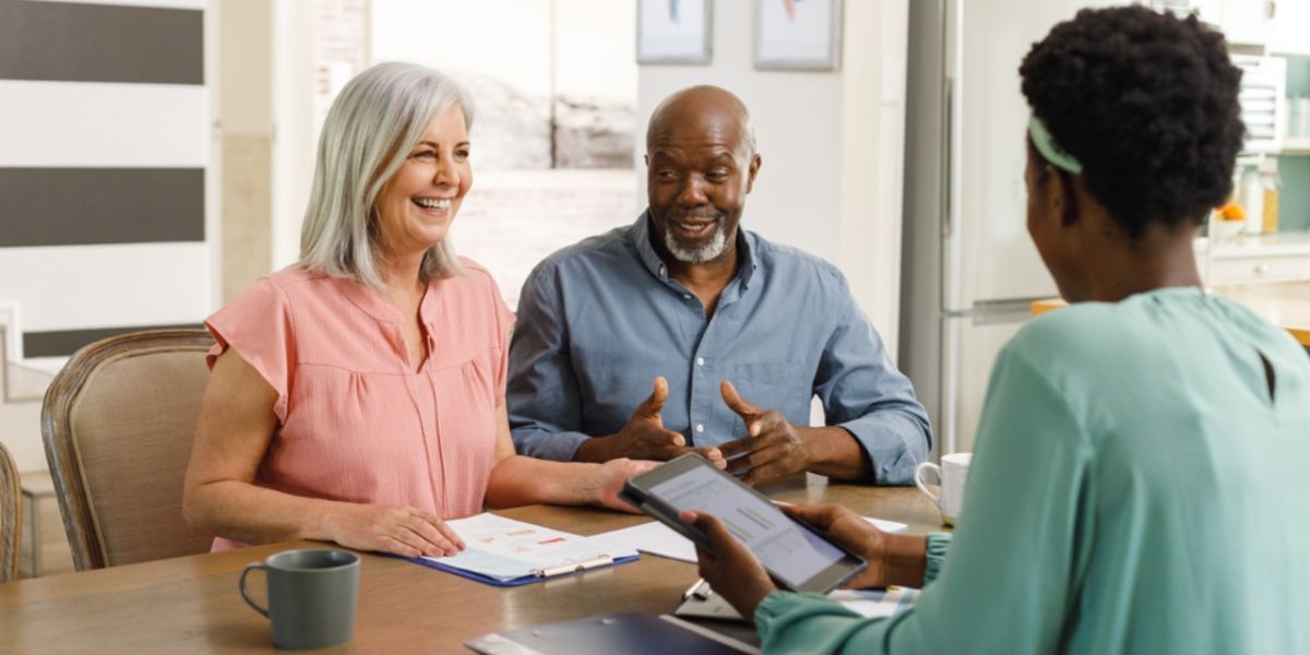 Couple retraité discutant