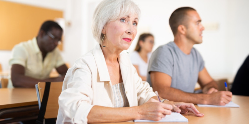 Dame expatriée dans une classe de langues