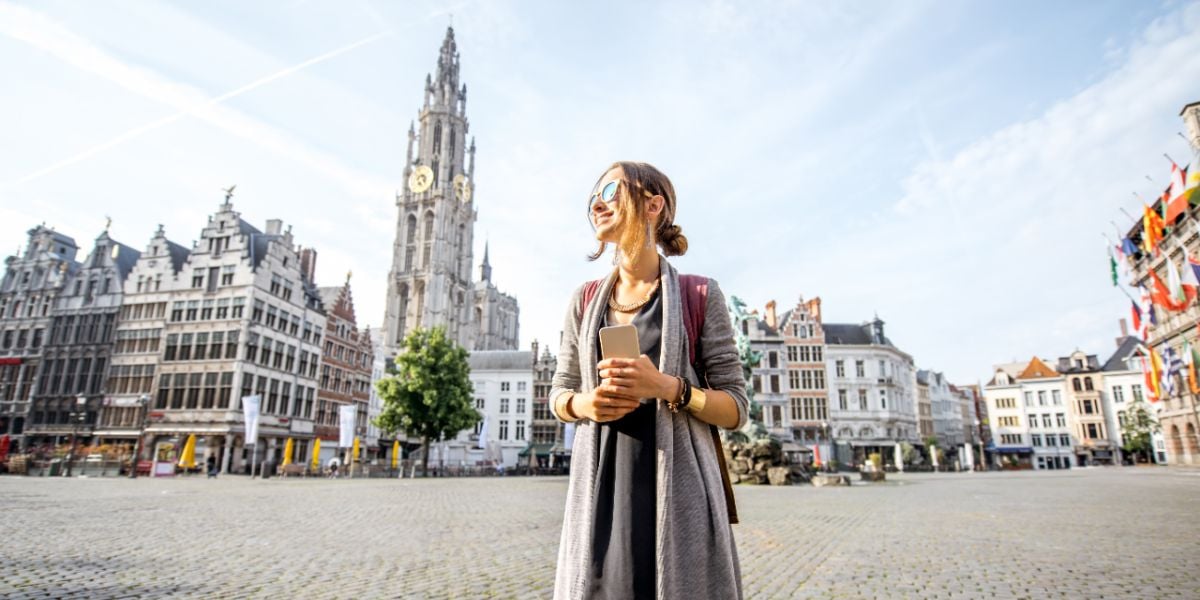 jeune femme decouvrant la Belgique