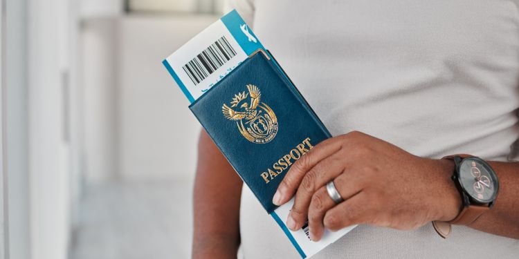 homme tenant un passeport