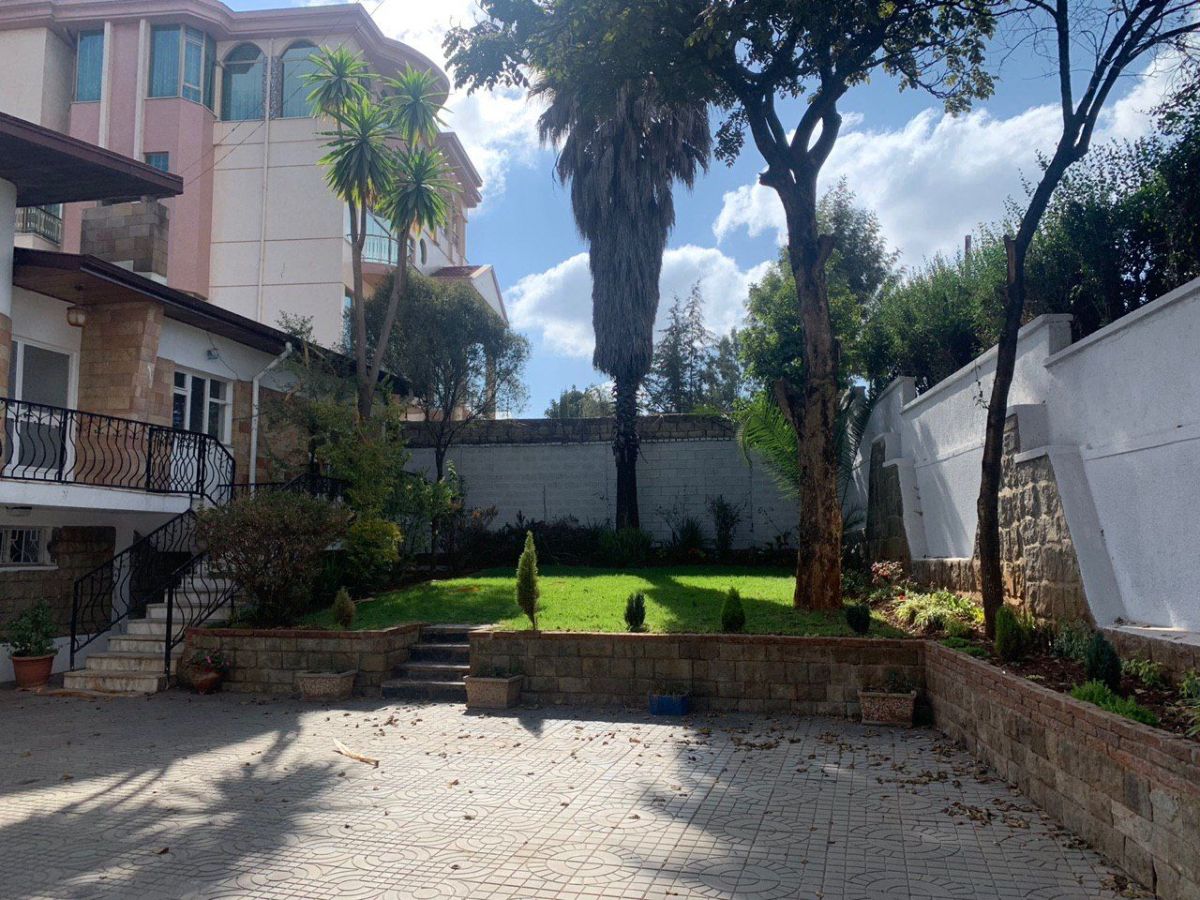 Beautiful villa house in old airport close to ics school!, House for