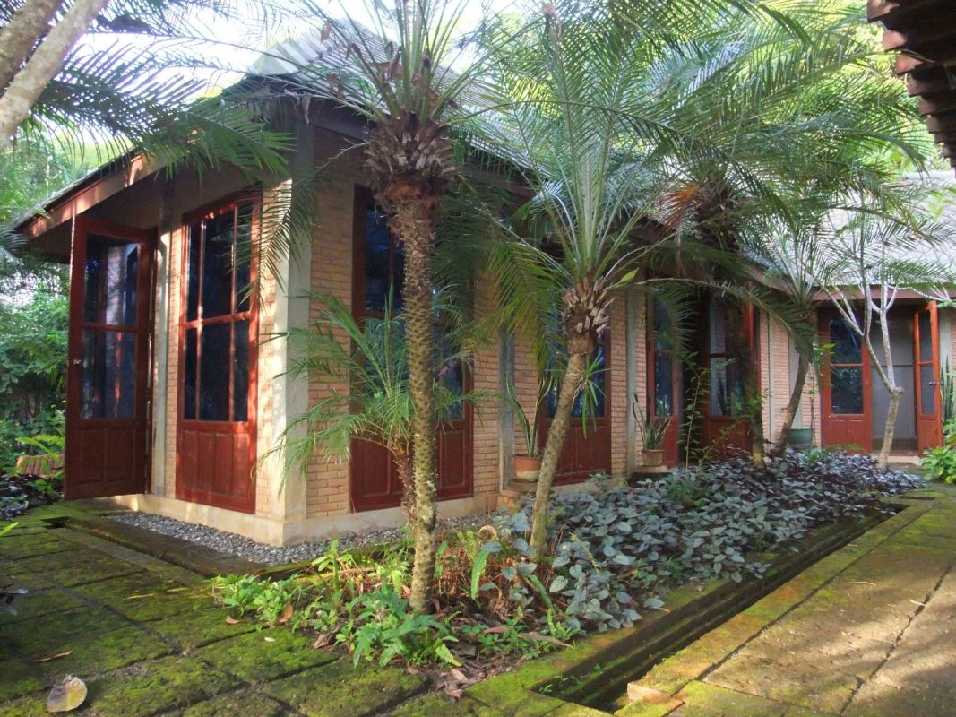  Bungalow  au bord du lac avec pavillon dans  le jardin  