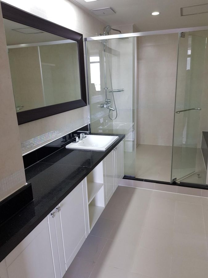 rent ! rent! rent! 4rooms apartment in the center of nursultan