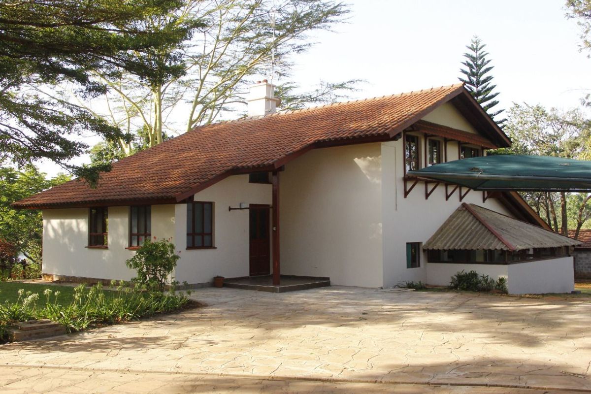 Twobedroom beautiful house in a gated community with a pool and has a