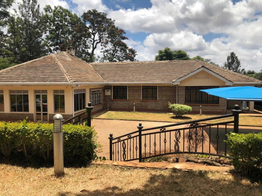 In rosslyn lies this beautiful threebedroom outhouse, House for rent