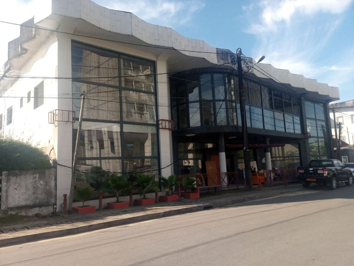 Land 5000m2 with building on sale in akwa, Building for rent in Douala