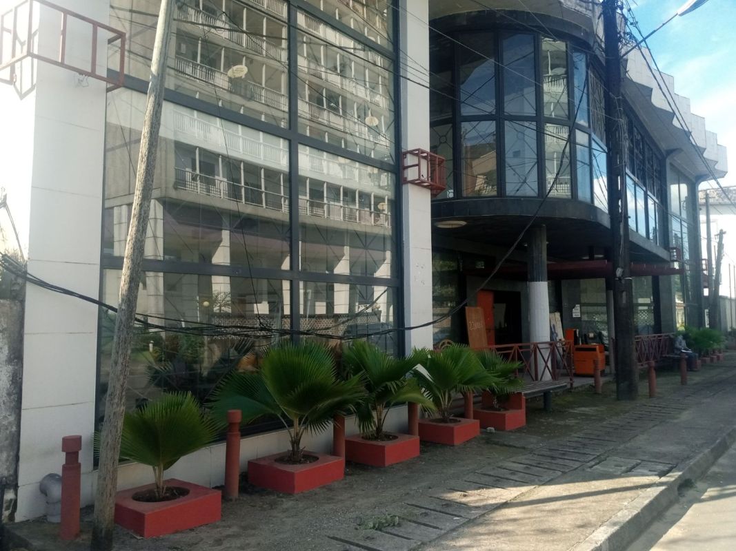 Land 5000m2 with building on sale in akwa, Building for rent in Douala