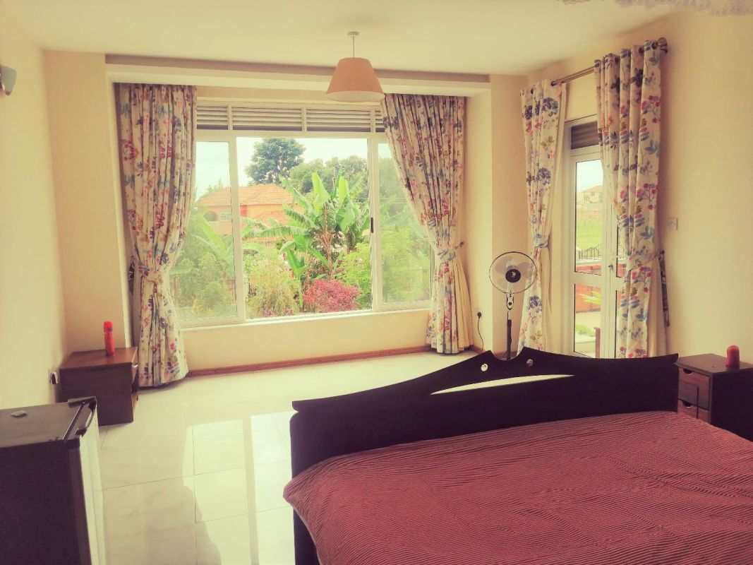 Spacious 6 bedroom modern new penthouse located in muyengakampala