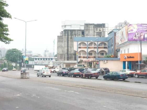 CENTRE COMMERCIAL DOUALA BALI A VENDRE 